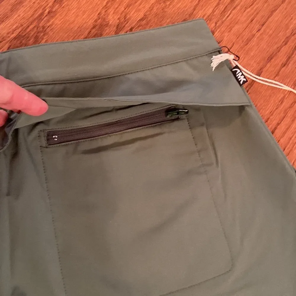 NWT Mountain Khakis green shorts 10 - water repellent, classic fit